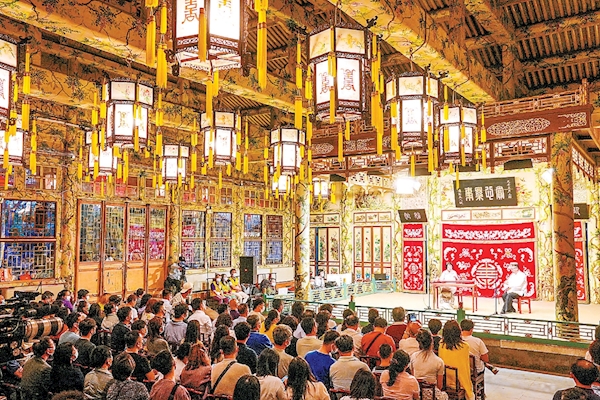 在美轮美奂的恭王府大戏楼内，市民欣赏古琴表演。打造活态文化空间，博物馆及馆内藏品的活化利用，擦亮了北京历史文化这张金名片。