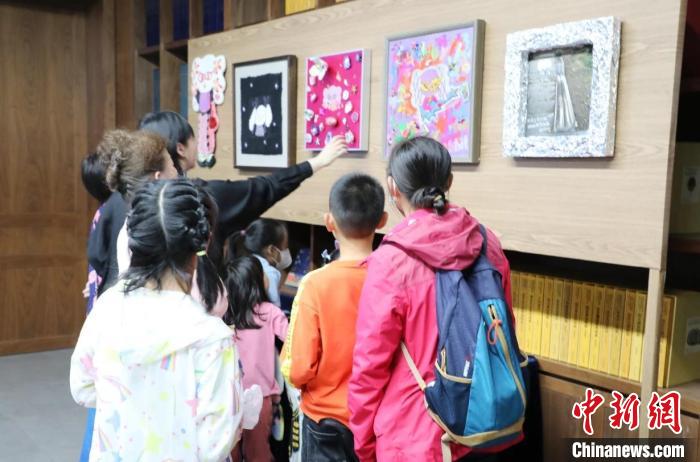 观众带孩子们现场参观 东城文化发展研究院供图