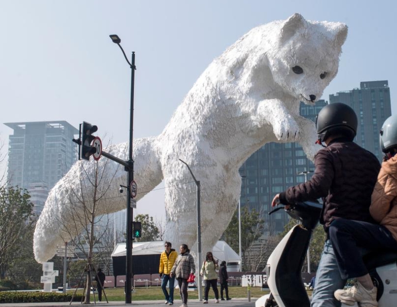大型“北极狐”艺术装置亮相上海街头