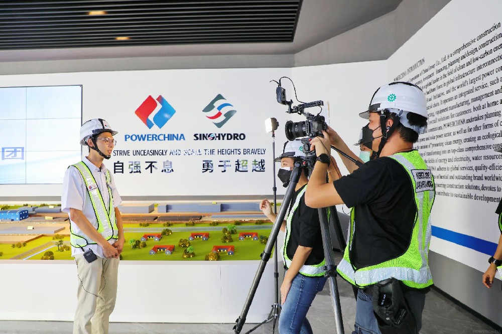 中国电建-图片素材-陈康乐-在接受当地媒体采访.jpg
