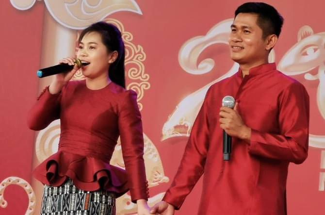 中交集团-图片素材-普赛-2020年 CWE(LAO)开放日与老婆合唱中国歌曲（心雨）.jpg