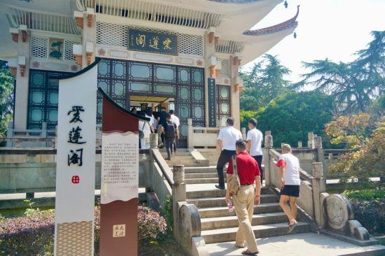 人站在建筑前 低可信度描述已自动生成