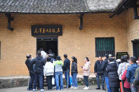 一群人站在房子前面 中度可信度描述已自动生成