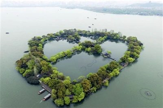 湖边的风景 描述已自动生成
