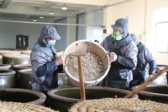 戴帽子的男人在厨房里做食物 中度可信度描述已自动生成