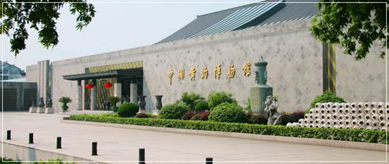 建筑前的广场 中度可信度描述已自动生成
