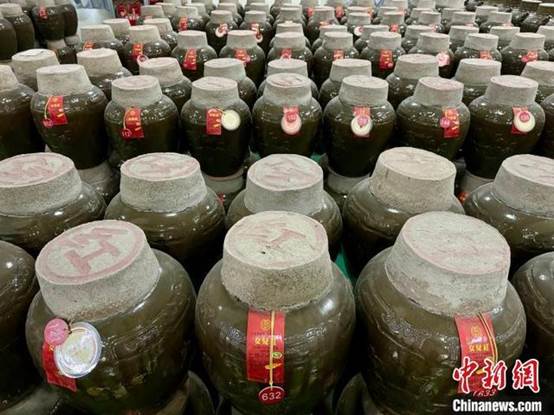 许多人站在一起 中度可信度描述已自动生成