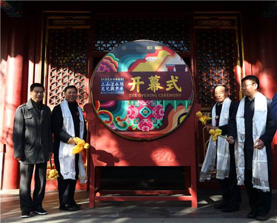 一群人站在商店门口 描述已自动生成