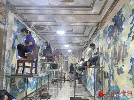 许多人在房间里 描述已自动生成