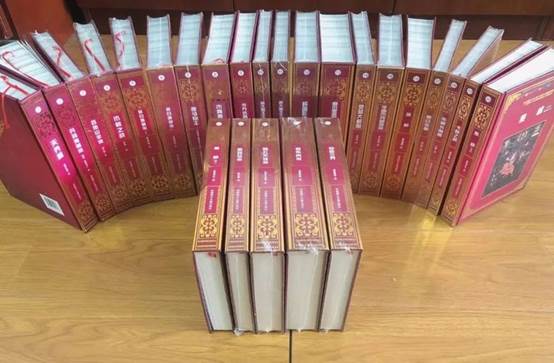 图片包含 桌子, 粉色, 游戏机, 木 描述已自动生成