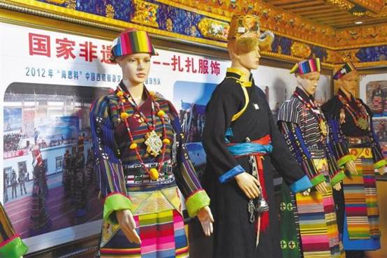 图片包含 室内, 人, 华美, 制服 描述已自动生成