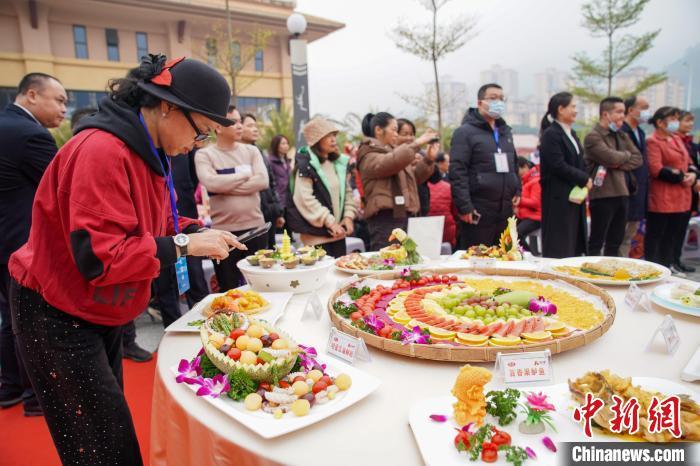 12月10日，2024年凭祥市东盟果品消费季暨东盟美食大赛在广西崇左凭祥市启动，十余支参赛队伍纷纷推出特色水果菜肴参赛，令现场观众大饱眼福、口福。崇左凭祥市是中国最大陆路水果进出口口岸，也是中国和东盟水果进出口贸易最大的口岸。图为参赛作品吸引参观者。中新社记者 陈冠言 摄