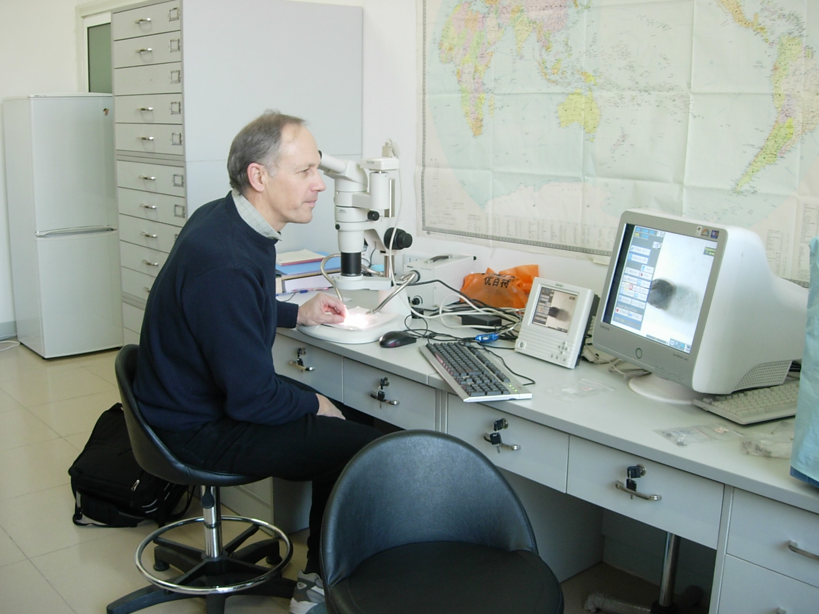 2005项目组植物考古负责人多伦多大学Gary Crawford教授（克劳福德）在植物考古实验室工作.JPG