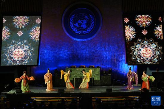 6月9日，在位于纽约的联合国总部，演员在“跨越山海的文明对话”专场文艺演出上表演华服秀“锦绣之约”。新华社记者 李睿 摄