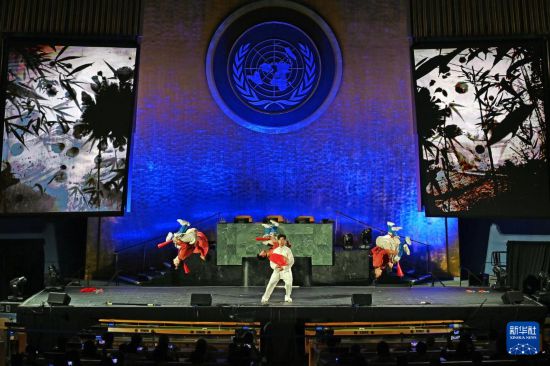 6月9日，在位于纽约的联合国总部，演员在“跨越山海的文明对话”专场文艺演出上表演功夫“武韵”。新华社记者 李睿 摄