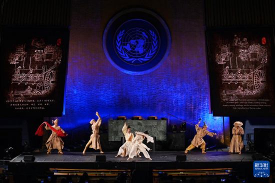 6月9日，在位于纽约的联合国总部，演员在“跨越山海的文明对话”专场文艺演出上表演舞剧《天工开物》选段。新华社记者 李睿 摄