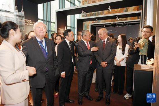  6月9日，在位于纽约的联合国总部，嘉宾参观“太阳之光——古蜀文明与世界”展览。新华社记者 李睿 摄